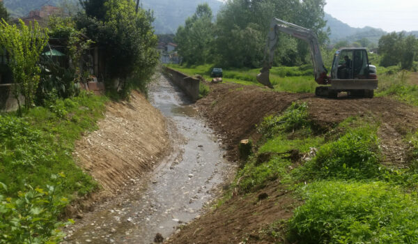 03 Canale di Monteolivero operaio al lavoro