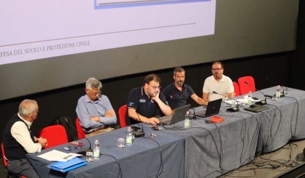 Tavolo dei relatori al convegno di Lucca con collegio geometri