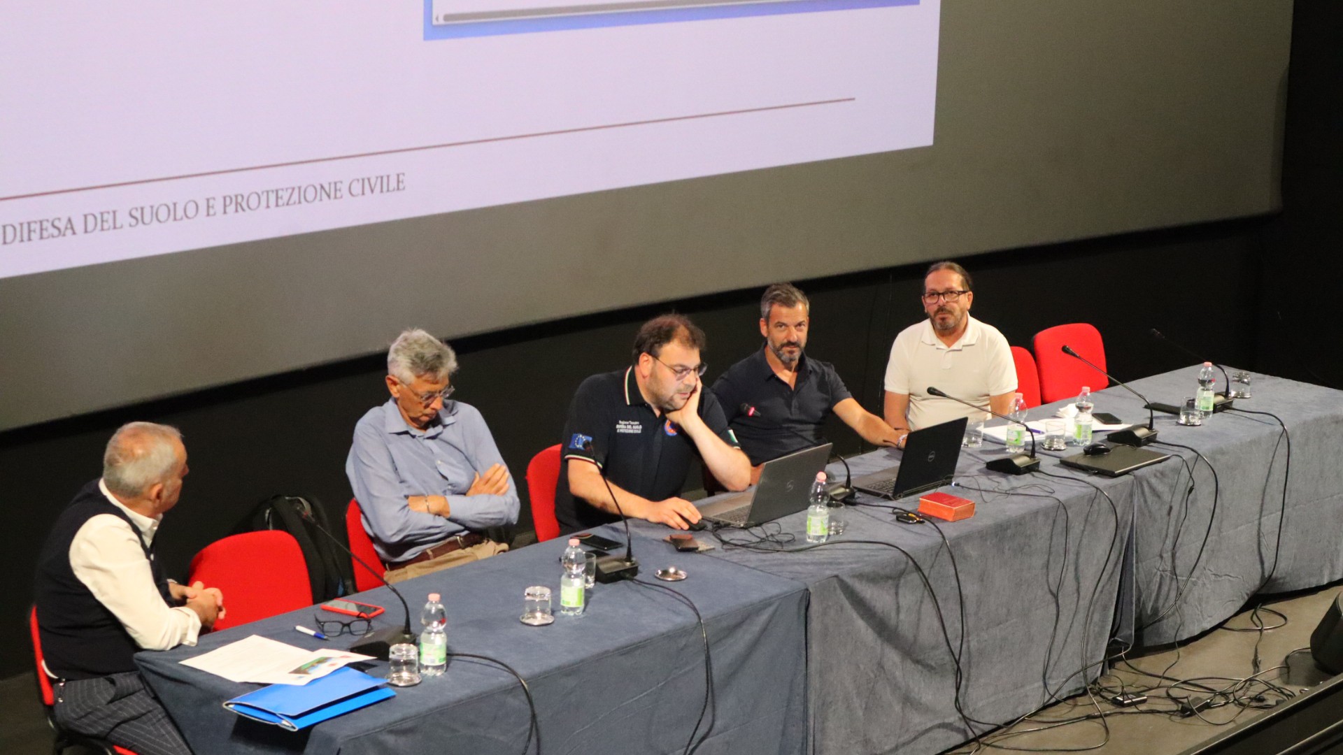 Tavolo dei relatori al convegno di Lucca con collegio geometri