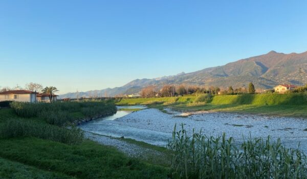 fiume versilia a seravezza intervento su sedimenti e sponde