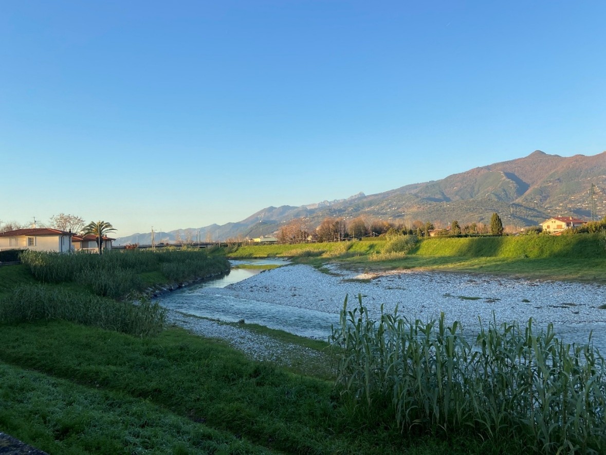 fiume versilia a seravezza intervento su sedimenti e sponde