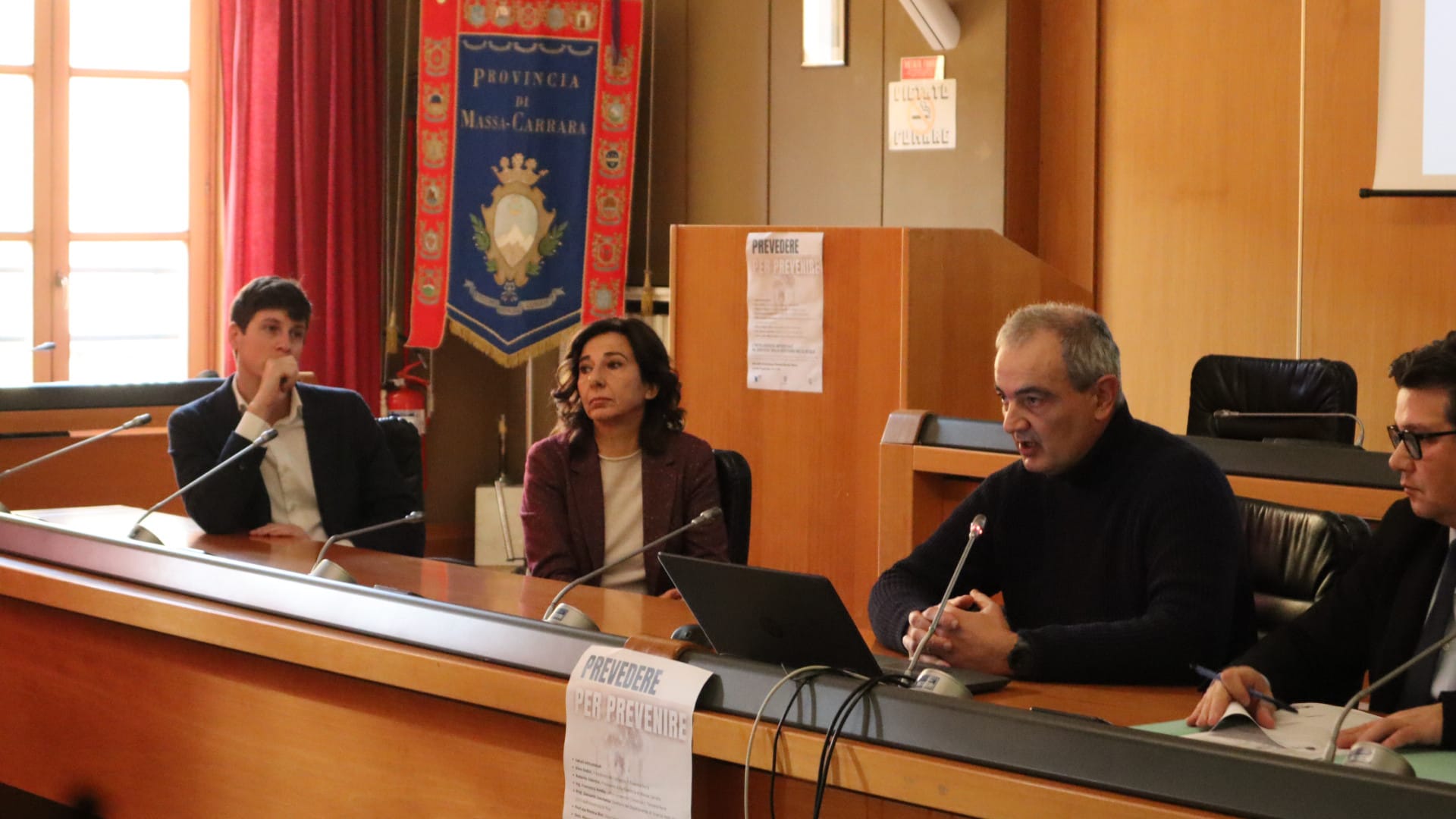 Sala convegno a Palazzo Ducale di Massa con i relatori al tavolo