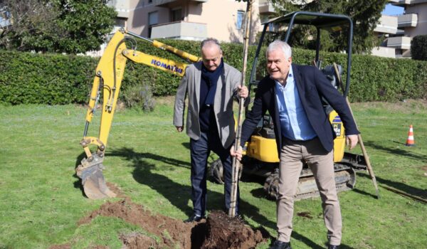 Il presidente Sodini e il sindaco Pierucci a Camaiore per la piantumazione degli alberi