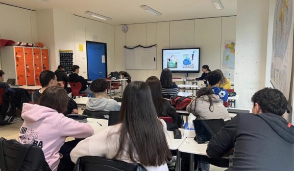 Studenti a lezione in classe per il progetto didattico del consorzio