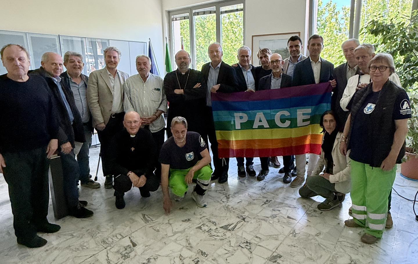 Foto di gruppo per la presentazione del progetto di raccolta fondi