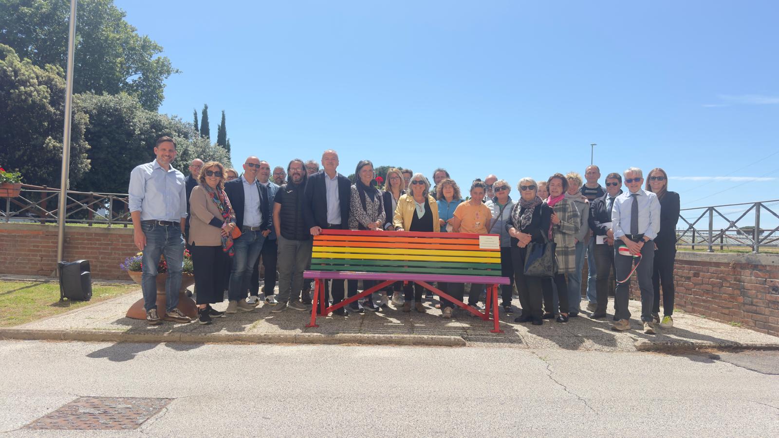Inaugurazione panchina arcobaleno Viareggio