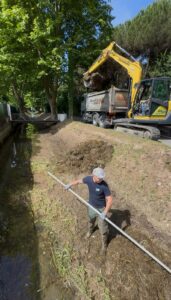 Operazione di raccolta sfalci sul Canalmagro