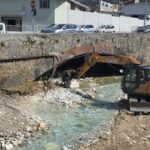 Mezzi al lavoro sul torrente Carrione a Carrara