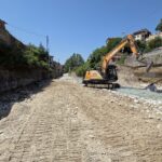 Mezzi al lavoro sul torrente Carrione a Carrara