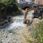 Mezzi al lavoro sul torrente Carrione a Carrara