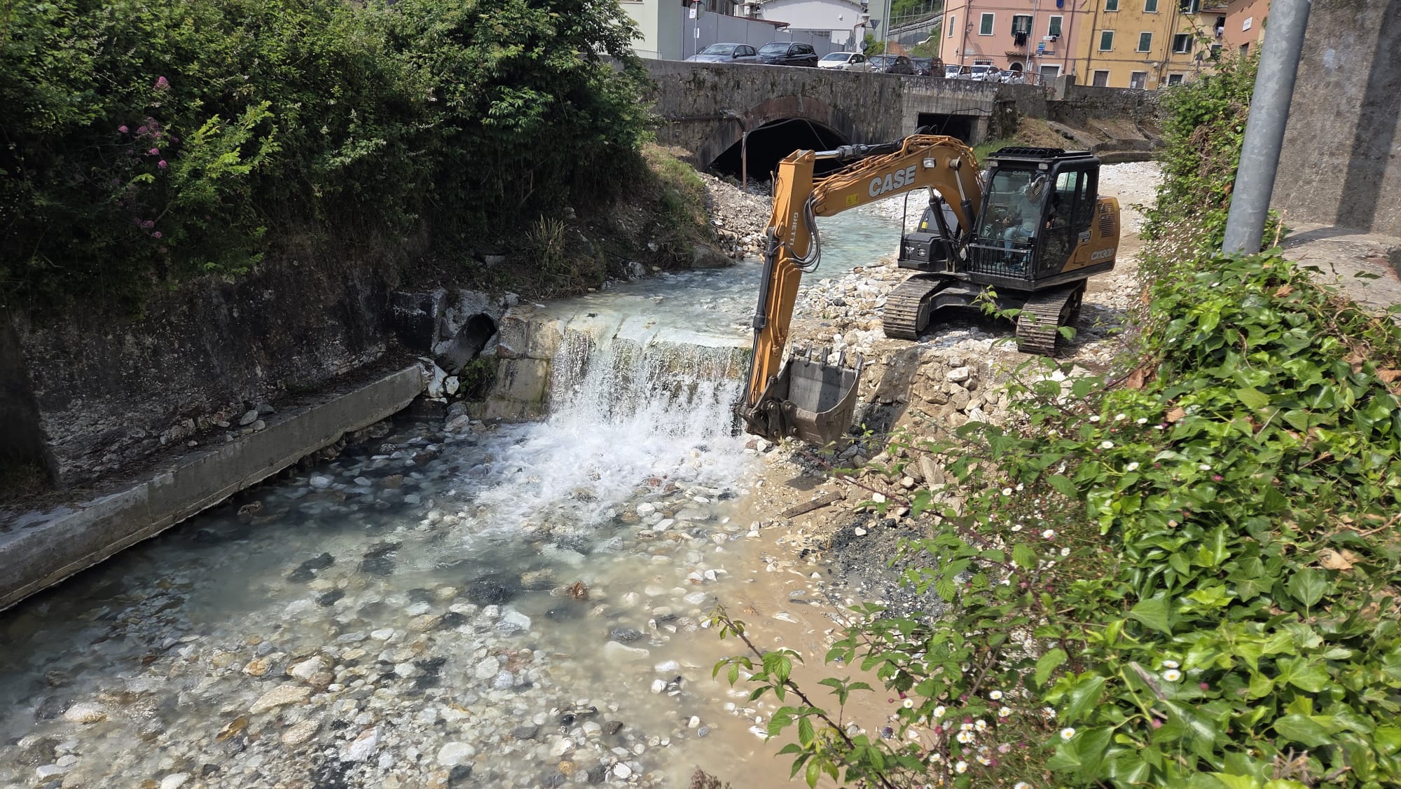 Mezzi al lavoro sul torrente Carrione a Carrara