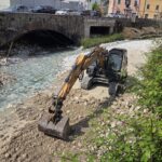 Mezzi al lavoro sul torrente Carrione a Carrara