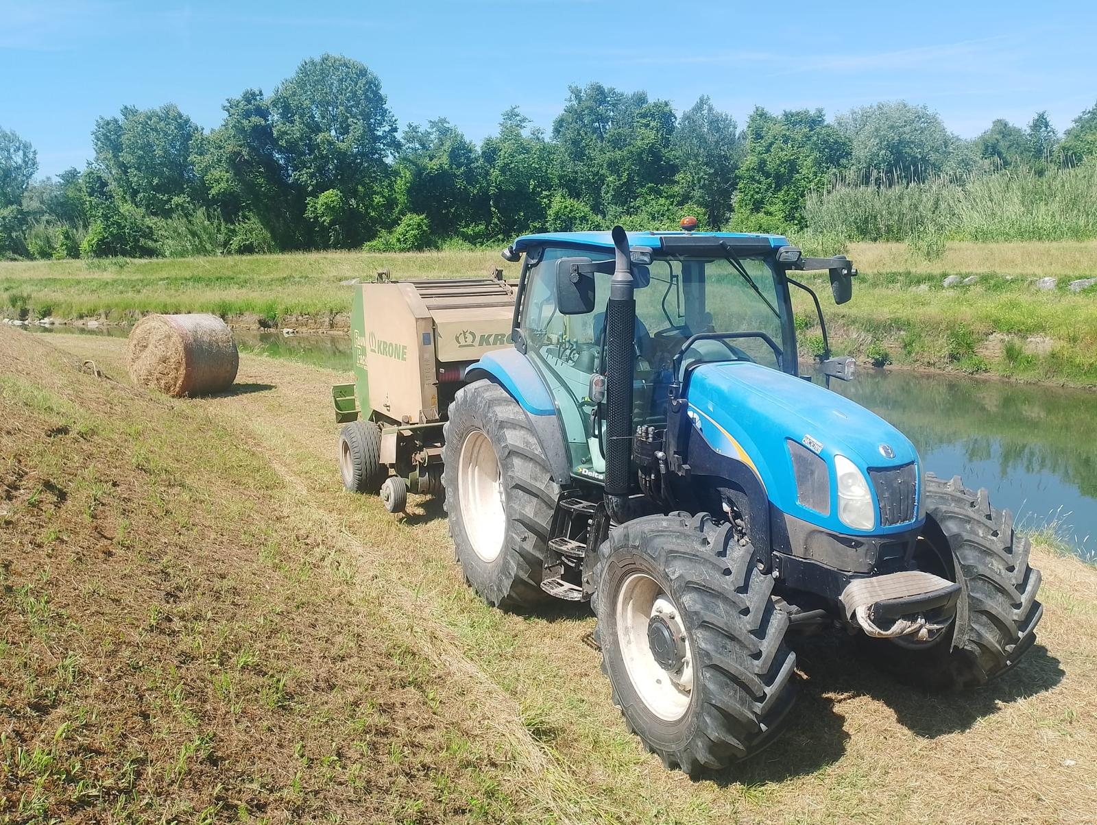Sfalci pressati in balle sul Versilia