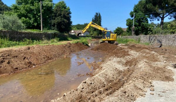 Mezzi al lavoro sul torrente Baccatoio a Pietrasanta