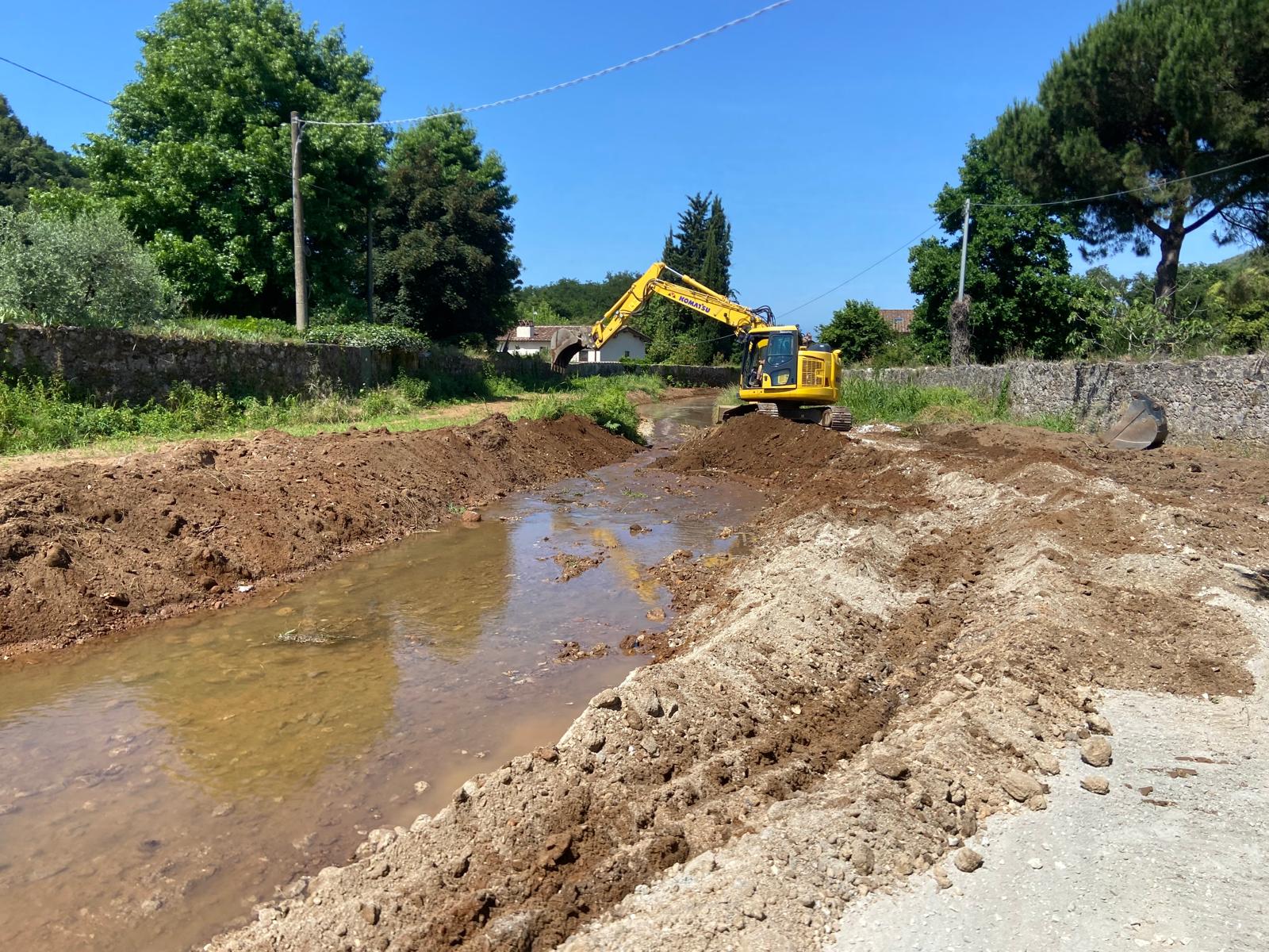 Mezzi al lavoro sul torrente Baccatoio a Pietrasanta
